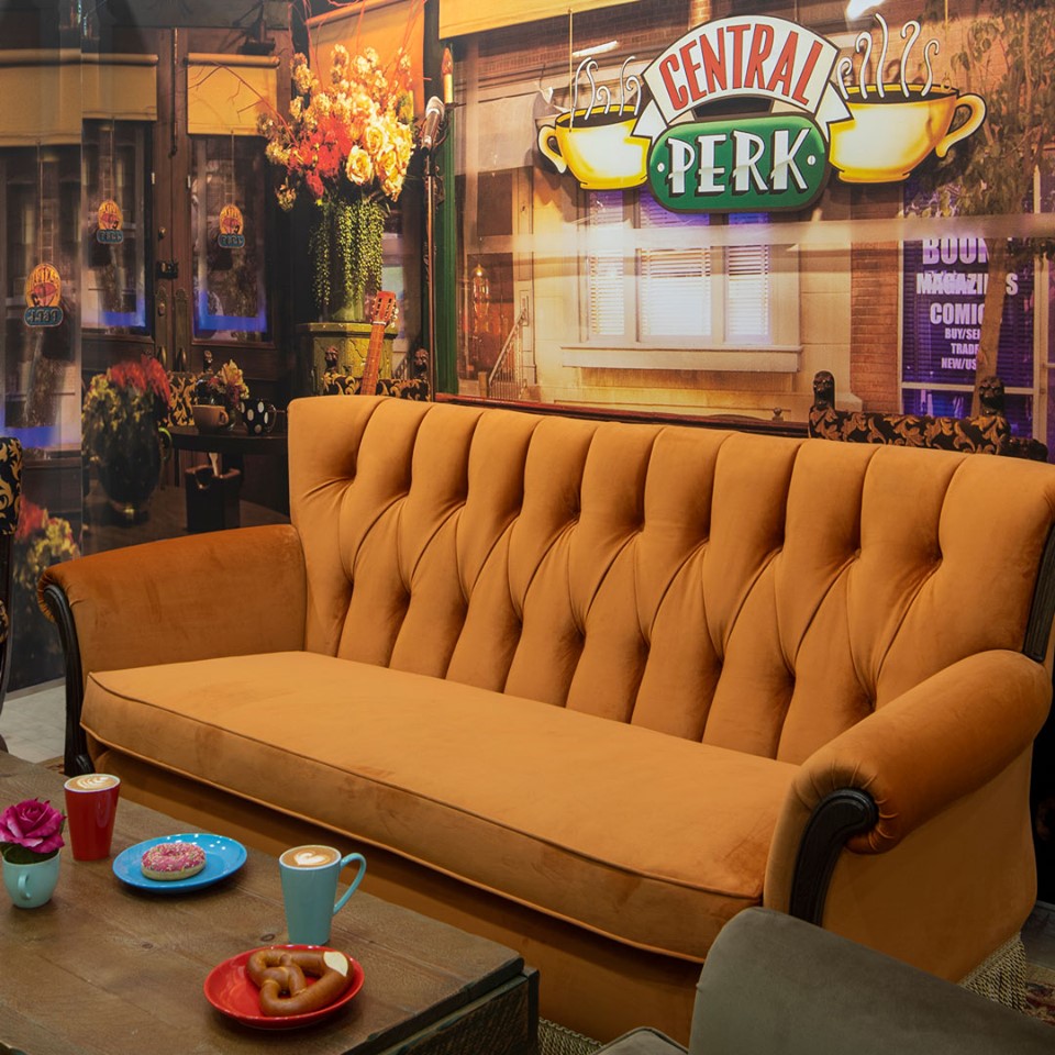 sofá friends central perk percorrerá o mundo